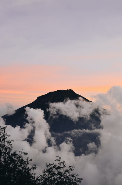 日落时乌云密布的黑山